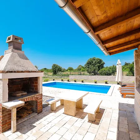 Stone House With Pool فيلة