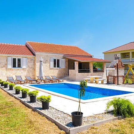 Stone House With Pool فيلة *