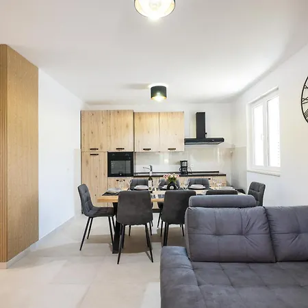 فيلة Stone House With Pool نين