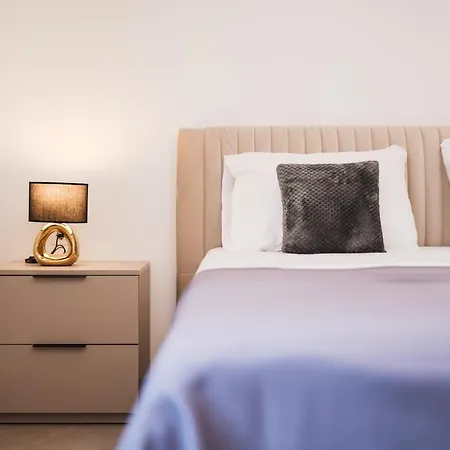 Stone House With Pool فيلة نين