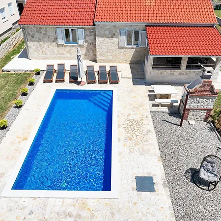 Stone House With Pool فيلة *