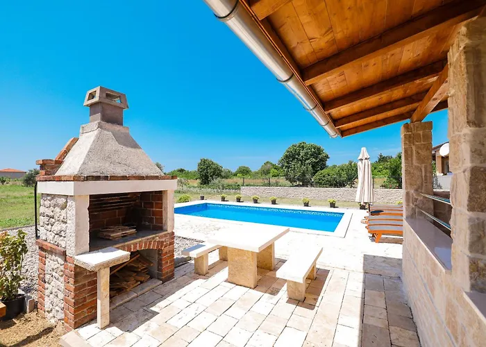 Stone House With Pool فيلة