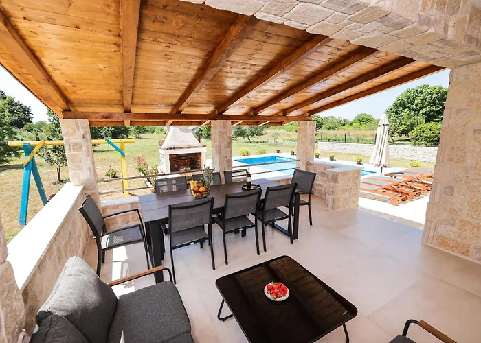 Stone House With Pool فيلة *