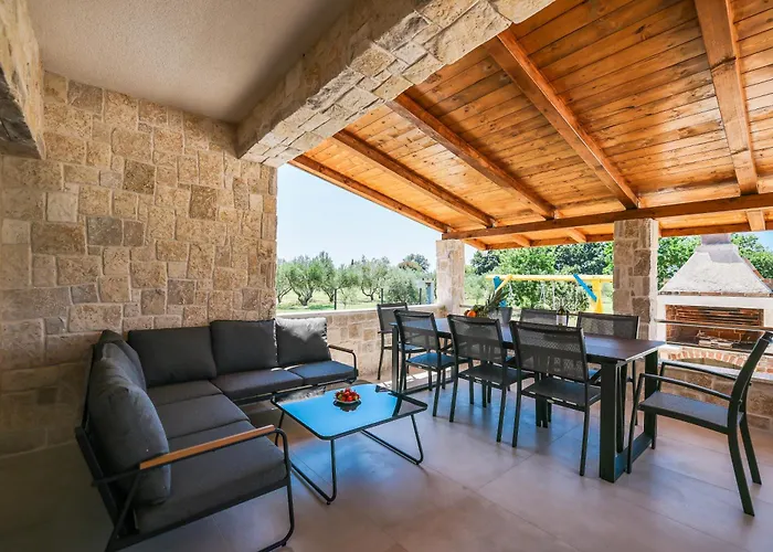 Stone House With Pool فيلة نين