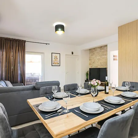 Stone House With Pool 别墅 宁