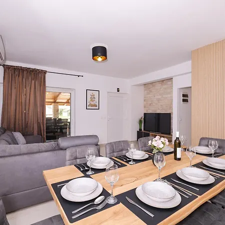 别墅 Stone House With Pool