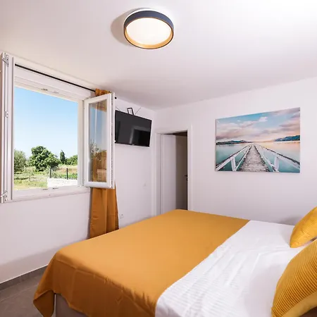 Stone House With Pool 别墅