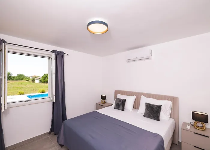 Stone House With Pool * 닌