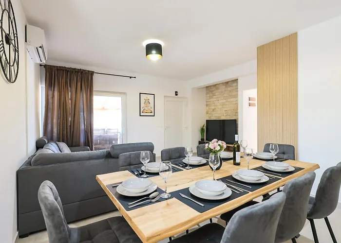 Stone House With Pool 빌라 닌