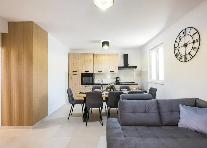 빌라 Stone House With Pool 닌