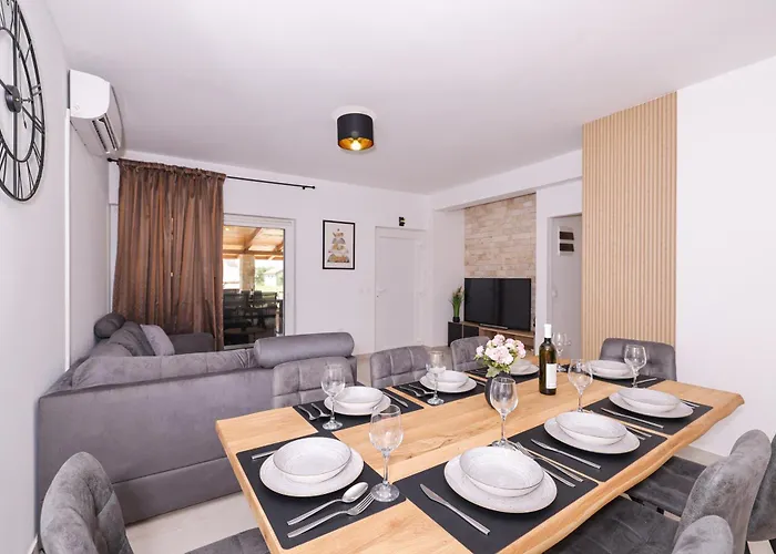 빌라 Stone House With Pool