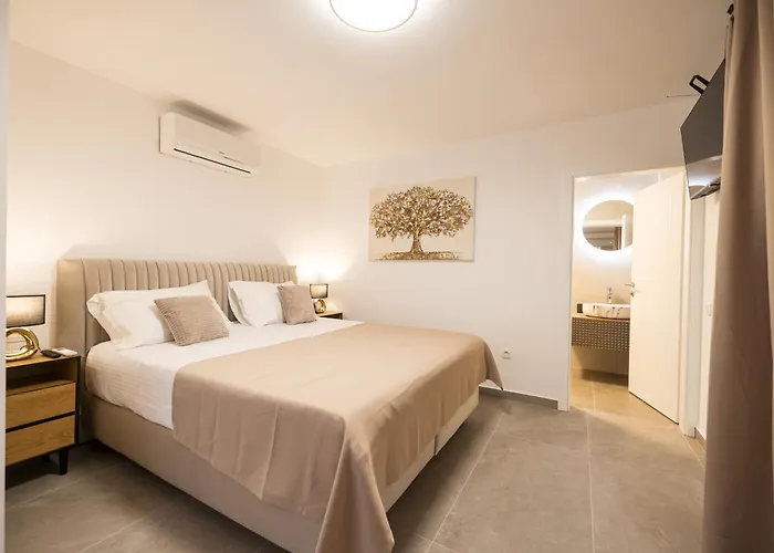 Stone House With Pool 빌라 닌