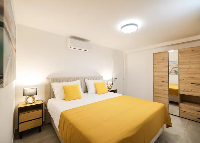 빌라 Stone House With Pool 닌